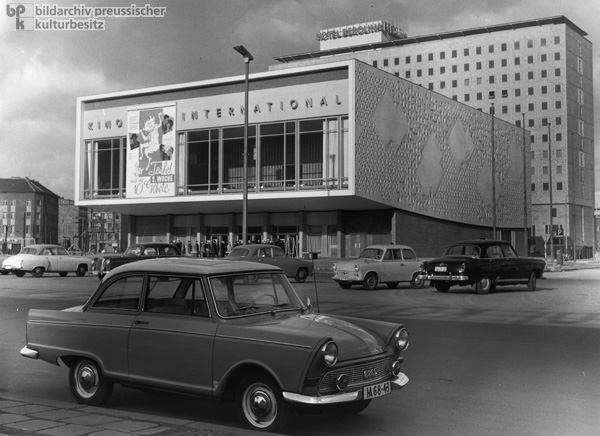 Das „Kino International” in der Karl-Marx-Allee mit dem Hotel Berolina dahinter, Ost-Berlin (1964)